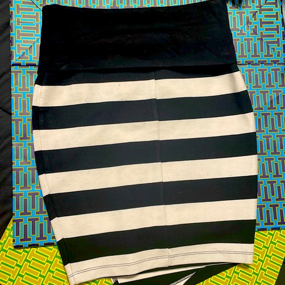 BEBE BLACK AND WHITE ASYMMETRICAL PENCIL SKIRT - Picture 2 of 5